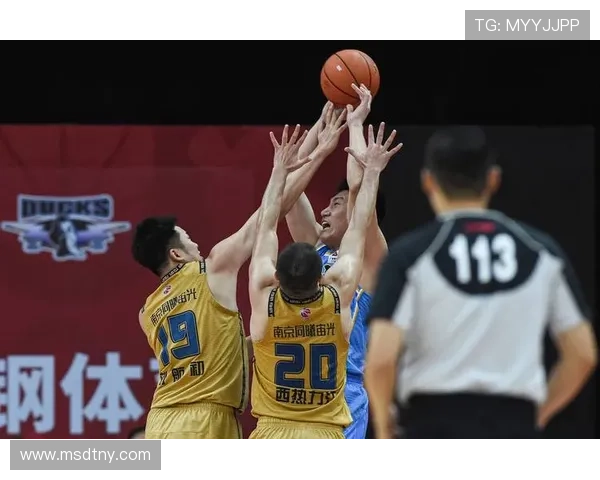 南京篮球队状态引发热议球迷对球队表现分歧明显